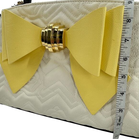 Betsey Johnson Faux Leather Quilted Big Bow Gold Hardware Purse Removable Strap - Picture 4 of 15